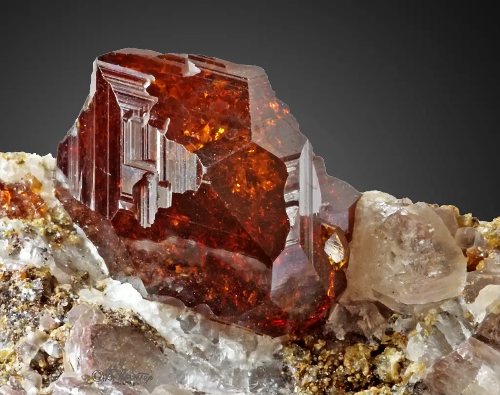 Il mondo dei minerali delle gemme e dei cristalli Granato